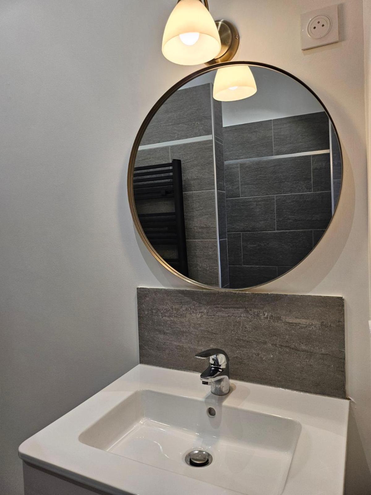 Agreable Logement Avec Terrasse Saint-Victoret Ngoại thất bức ảnh