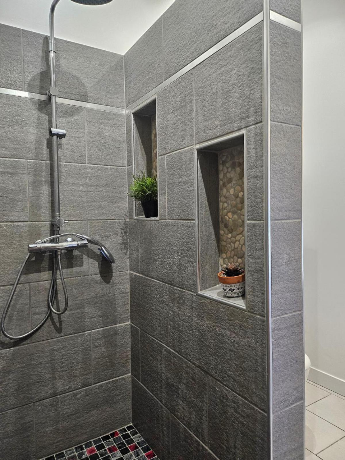 Agreable Logement Avec Terrasse Saint-Victoret Ngoại thất bức ảnh
