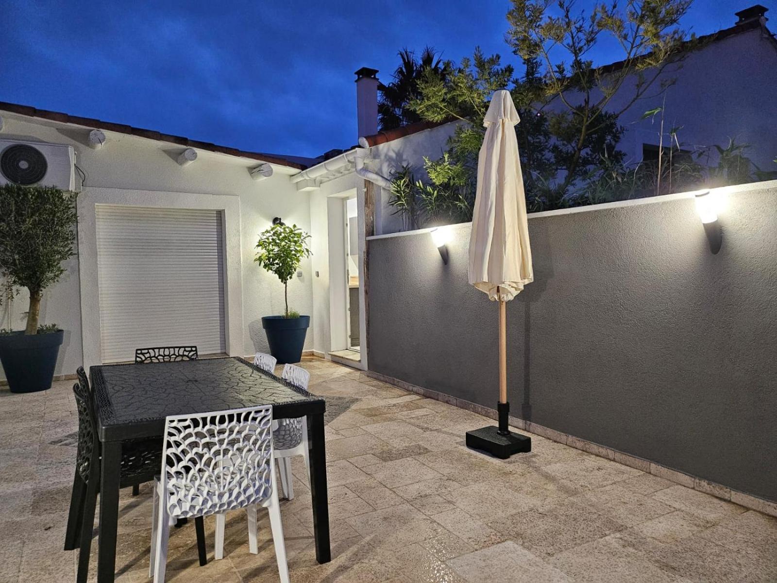 Agreable Logement Avec Terrasse Saint-Victoret Ngoại thất bức ảnh
